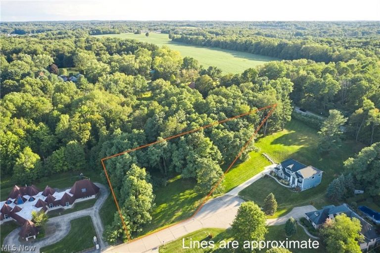 4872 Autumn Leaves Drive, Akron, OH, 44333