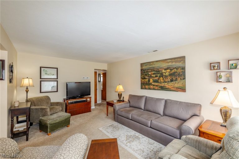 9913 Manorford Drive, Parma Heights, OH - Photo 3