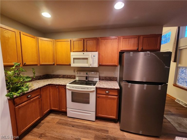 125 Fitch Boulevard #204, Youngstown, OH - Photo 2