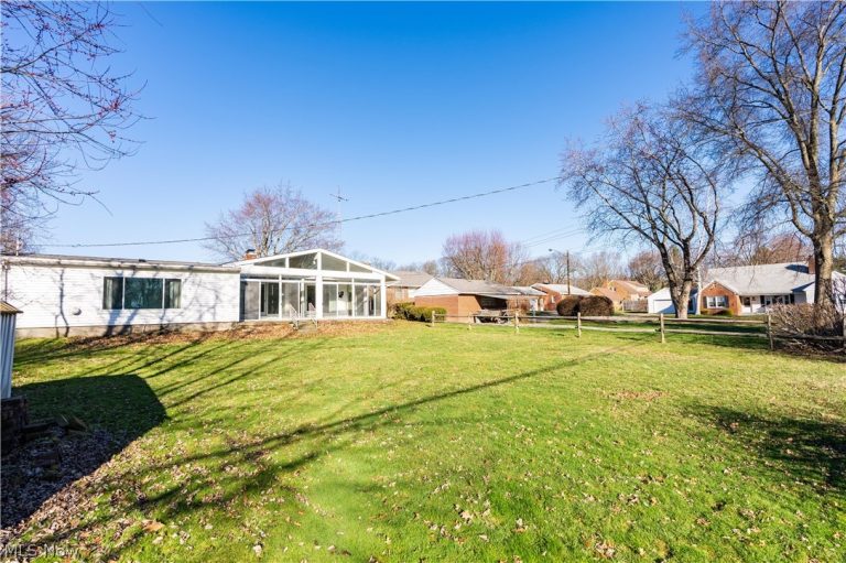 1718 Fernwood Boulevard, Alliance, OH - Photo 3