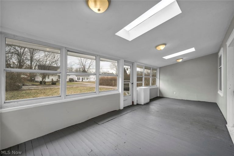 295 E 238th Street, Euclid, OH - Photo 8