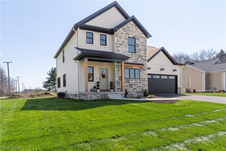782 Radcliffe Pass, Columbiana, OH - Photo 4