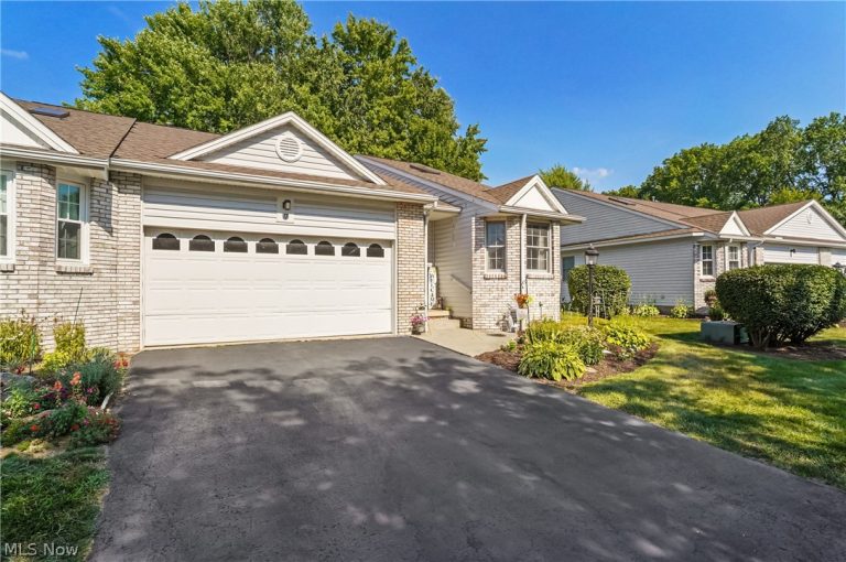 17 Harneds Landing, Cortland, OH - Photo 2