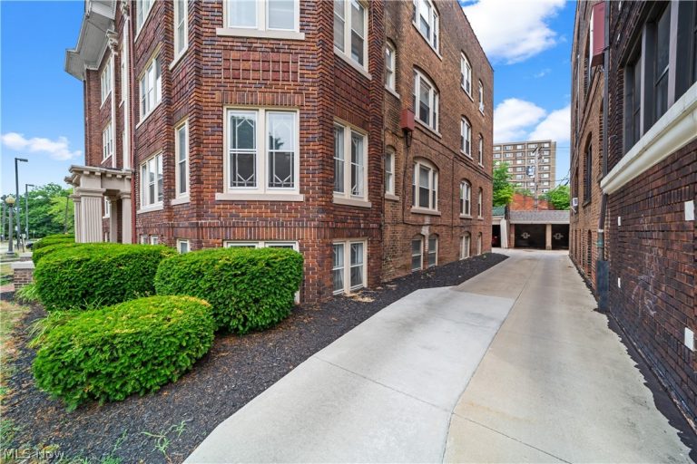 2729 Euclid Heights Boulevard, Cleveland Heights, OH - Photo 4