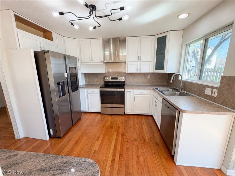 7049 Woodland Avenue, Chagrin Falls, OH - Photo 2