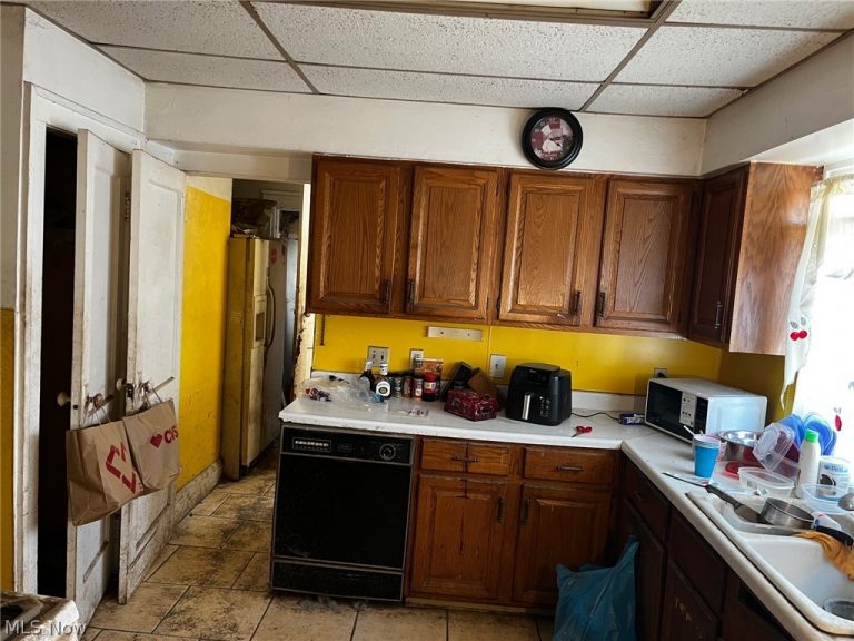 12000 Holborn Avenue, Cleveland, OH - Photo 3