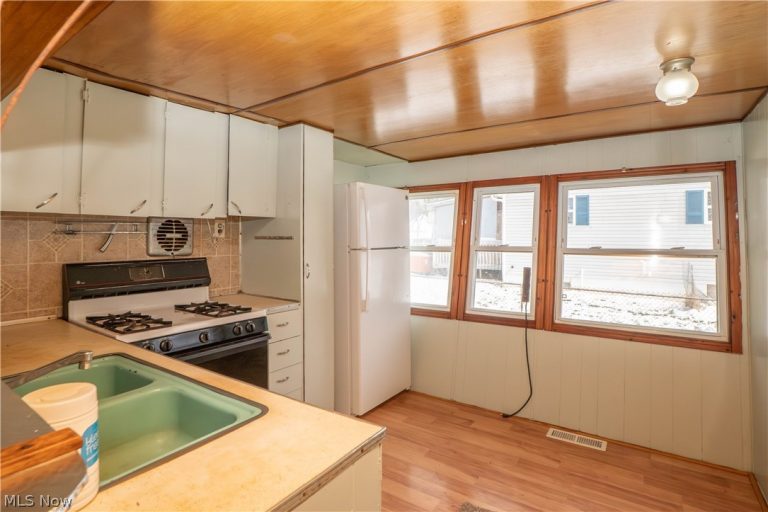 3001 Pepperhill Road, Akron, OH - Photo 6