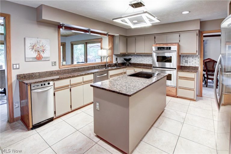 77 Carr Road, Hinckley, OH - Photo 2