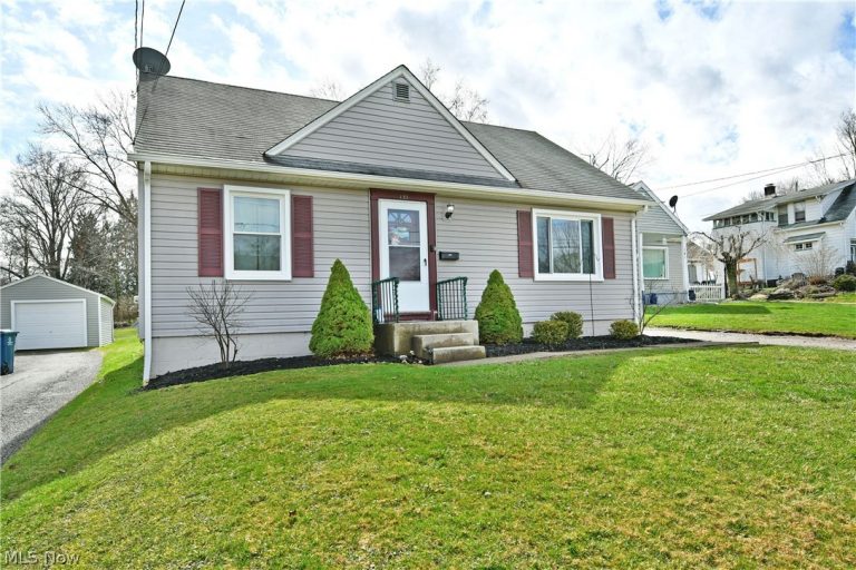 135 Clingan Street, Hubbard, OH - Photo 2