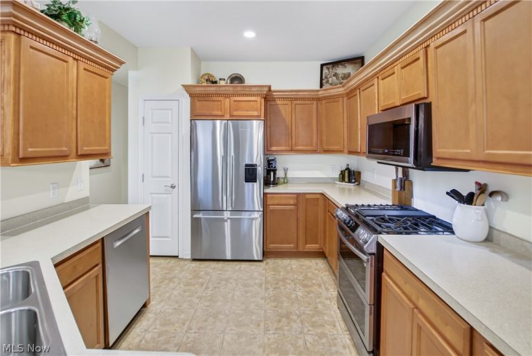 9448 Saw Mill Drive, North Ridgeville, OH - Photo 4