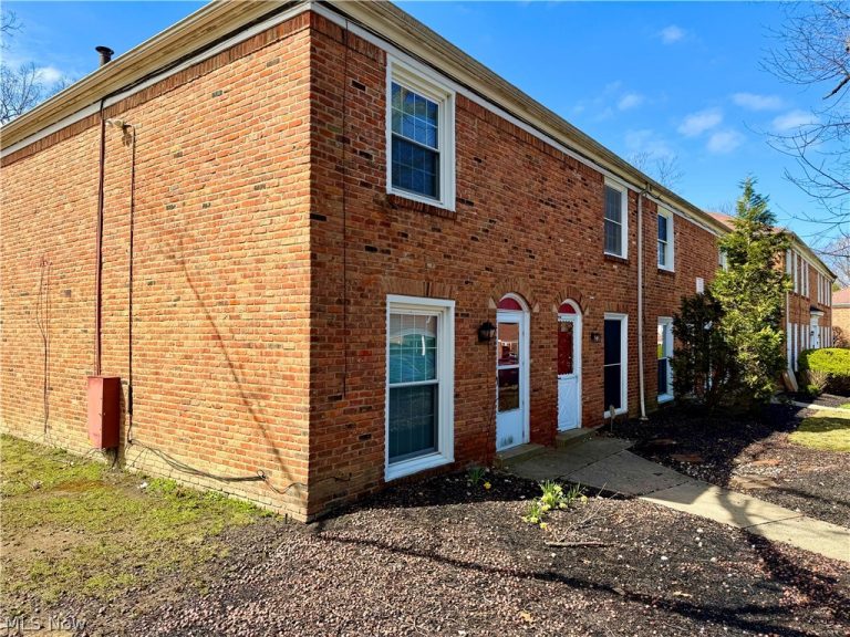 11 Trenton Square #T27, Euclid, OH - Photo 2