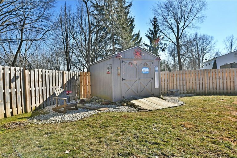 1317 Cedarwood Drive, Mineral Ridge, OH - Photo 8