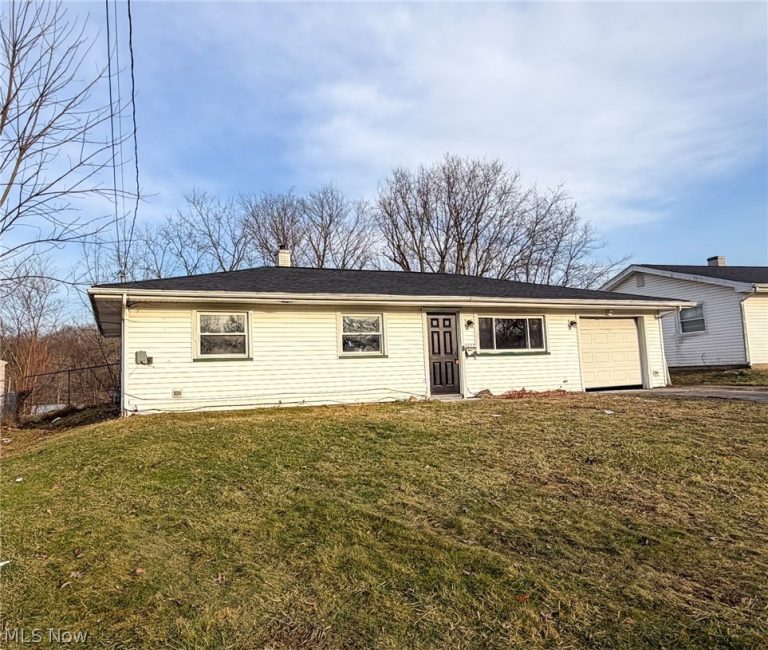 3232 Elmhill Drive, Warren, OH - Photo 2