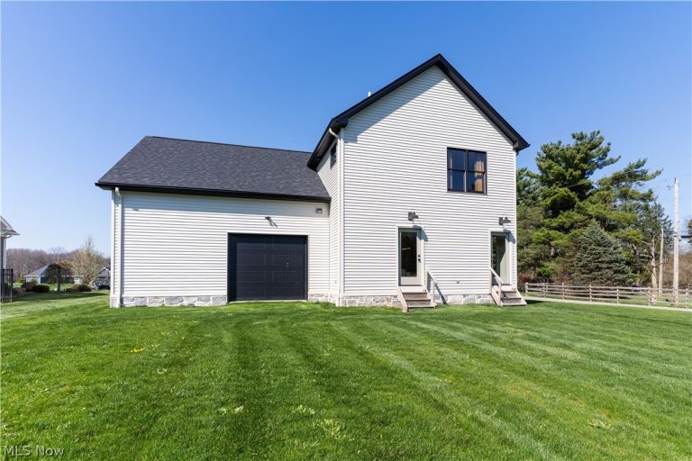 782 Radcliffe Pass, Columbiana, OH - Photo 2