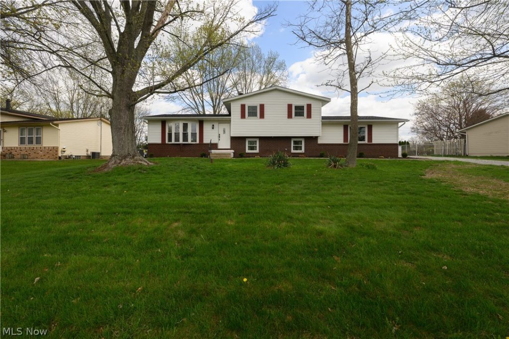 11490 Peach Glen Avenue, Uniontown, OH