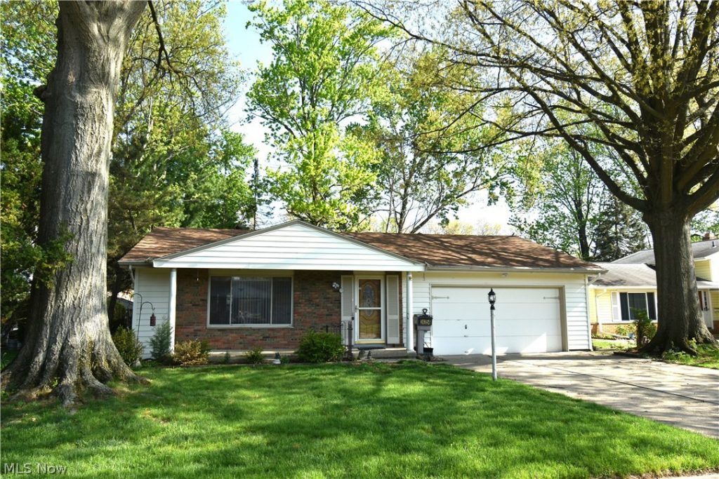 24354 Oxford Oval, North Olmsted, OH