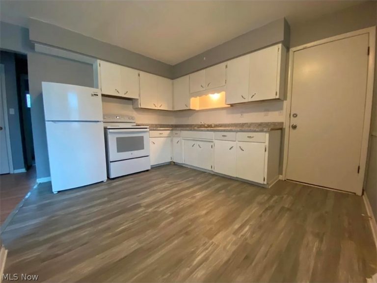 1382 Bellevue Avenue, Akron, OH - Photo 3