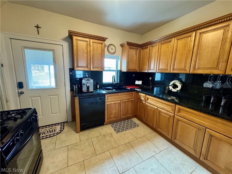 10606 Langton Avenue, Garfield Heights, OH - Photo 6
