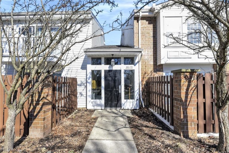 26179 Raintree Boulevard #D8, Olmsted Falls, OH - Photo 2