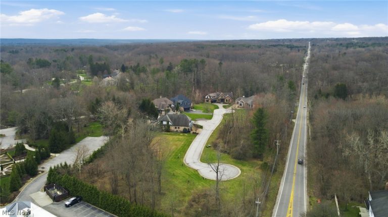 Lancaster Court, Chagrin Falls, OH - Photo 4