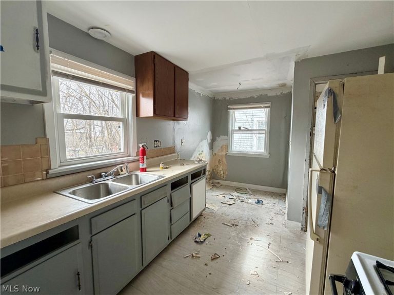 12402 Imperial Avenue, Cleveland, OH - Photo 2