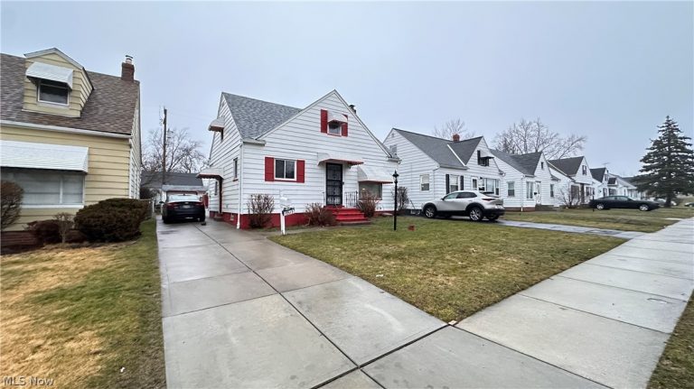 19513 Beverly Avenue, Maple Heights, OH - Photo 2