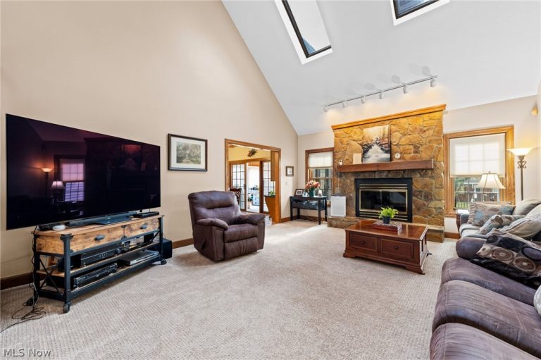 11275 Woodie Glen Drive, Chardon, OH - Photo 6