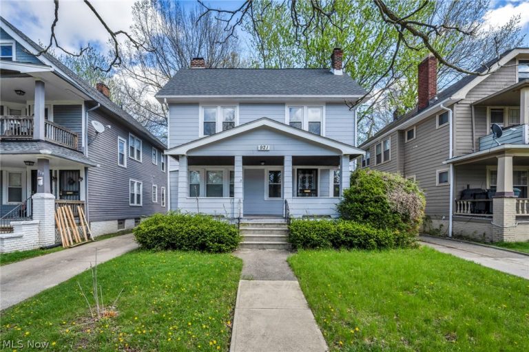 921 Helmsdale Road, Cleveland Heights, OH - Photo 2