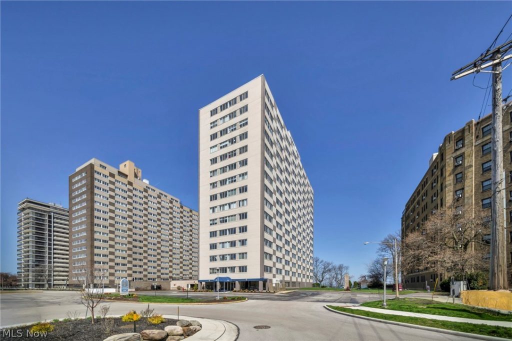 12520 Edgewater Drive #806, Lakewood, OH