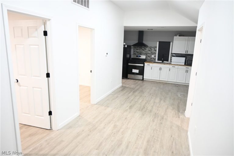 130 Traymore Boulevard, Eastlake, OH - Photo 4