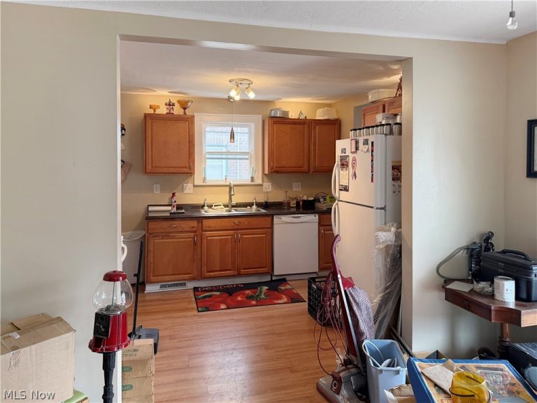 13705 Courtland Avenue, Cleveland, OH - Photo 3