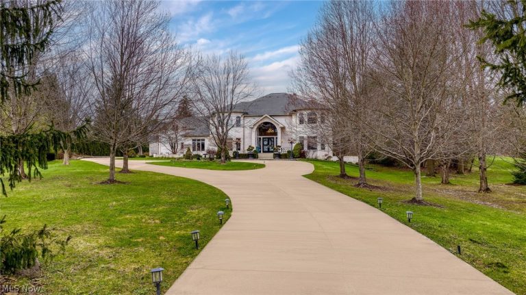 25 Brandon Court, Moreland Hills, OH - Photo 2