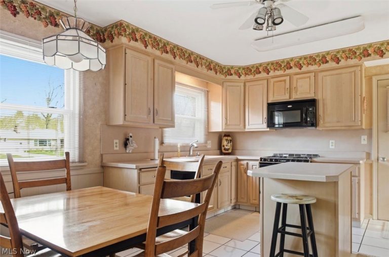 6972 Ronjoy Place, Youngstown, OH - Photo 5