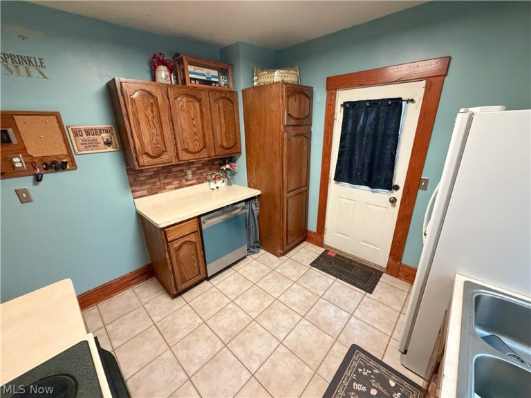 355 Kenyon Avenue, Elyria, OH - Photo 4