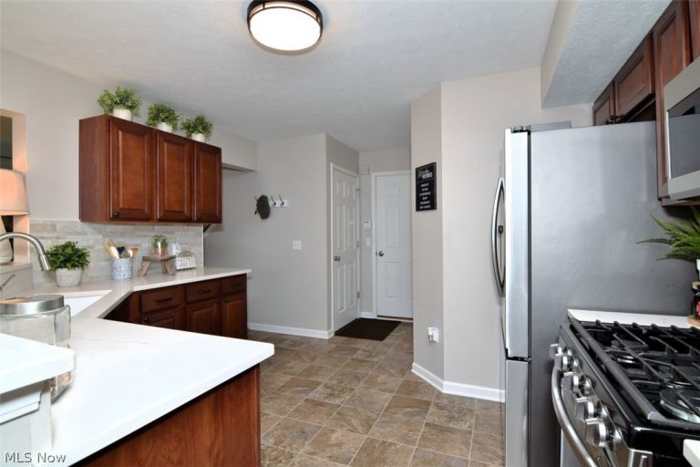 10411 Redbud Drive, Aurora, OH - Photo 6
