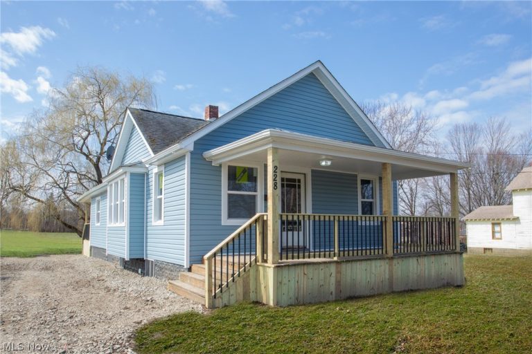 228 Center Street, Hubbard, OH - Photo 2