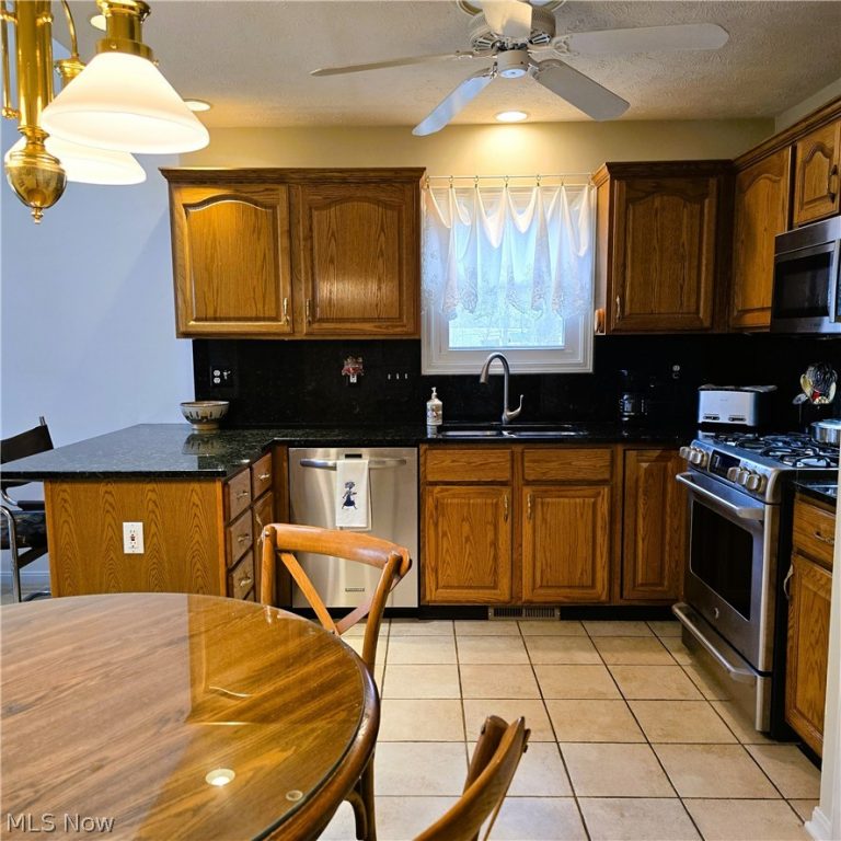 22693 Melissa Lane, Strongsville, OH - Photo 3