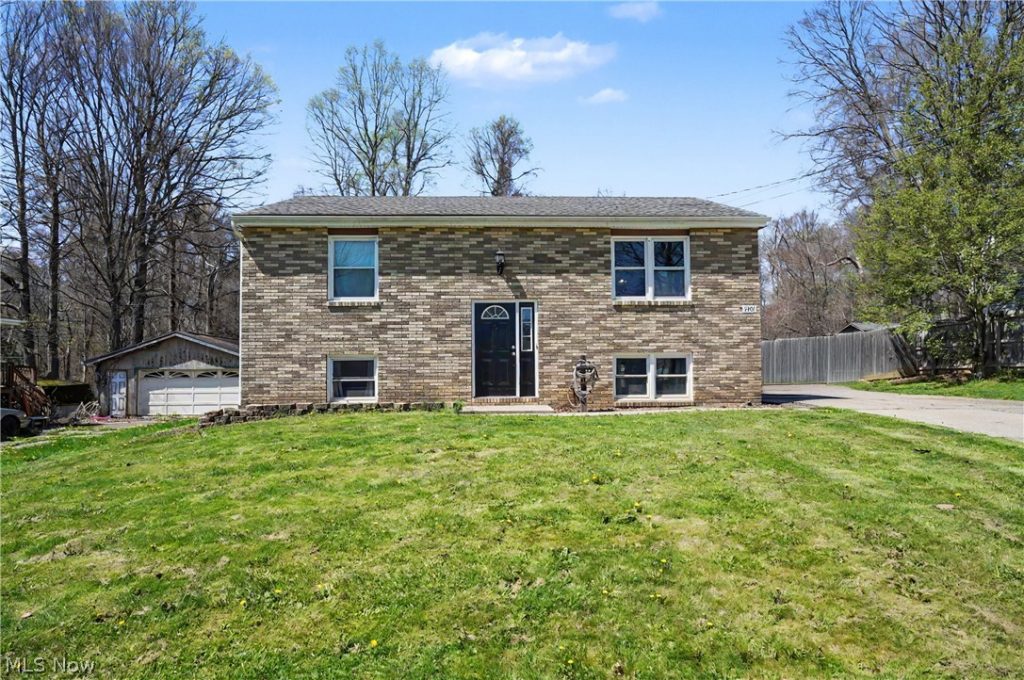 3781 Pelham Lane, Kent, OH