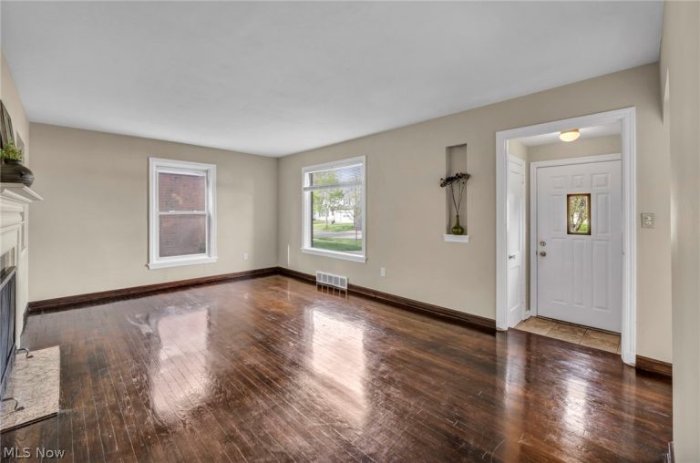 1371 Cranover Road, Lyndhurst, OH - Photo 3
