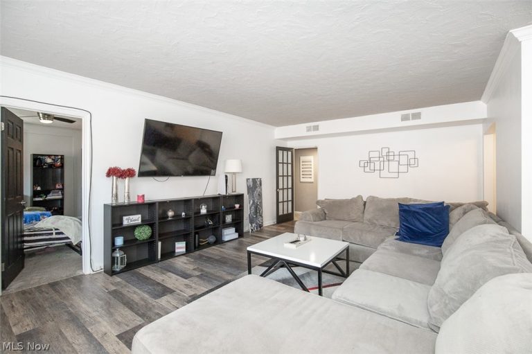 19015 Van Aken Boulevard #406, Shaker Heights, OH - Photo 5