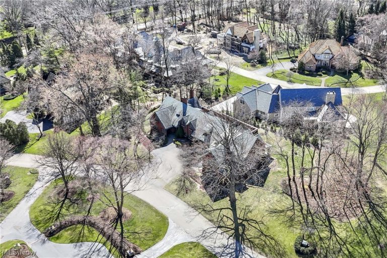 10 Hanna Lane, Bratenahl, OH - Photo 2
