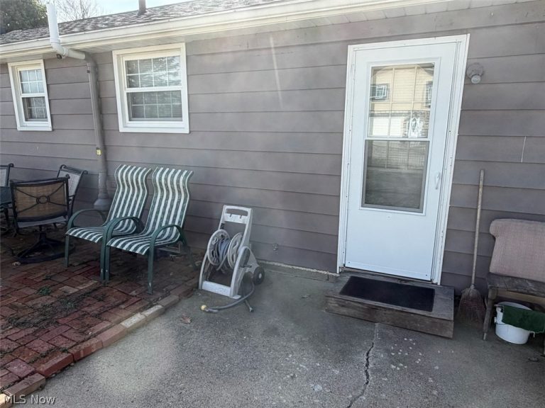 6395 Easton Street, Louisville, OH - Photo 4