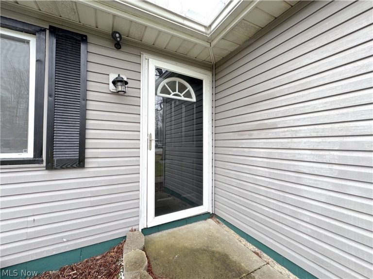 18066 Hillcrest Drive, Lake Milton, OH - Photo 4