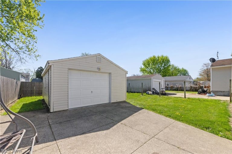 331 Elmwood Avenue, Barberton, OH - Photo 8