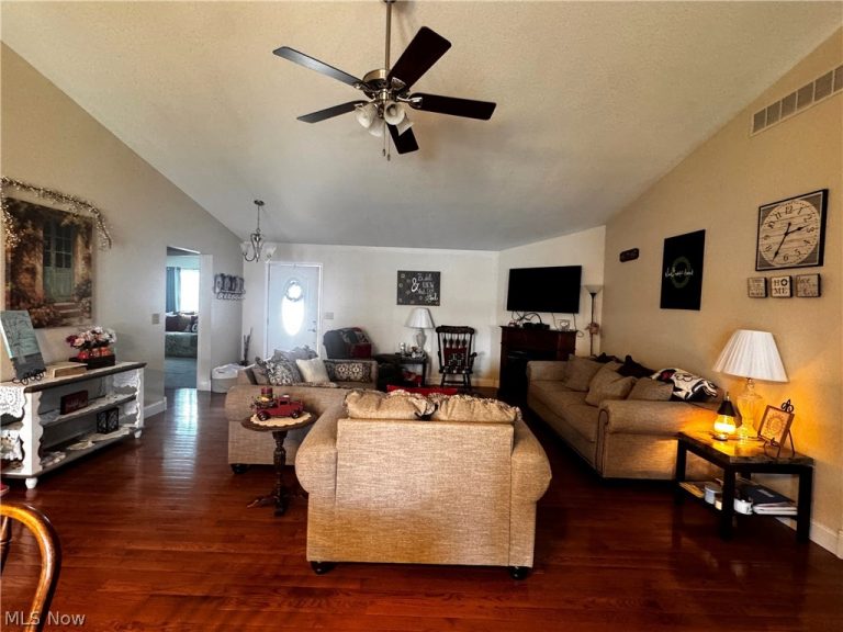 703 Oak Tree Lane, Belpre, OH - Photo 8