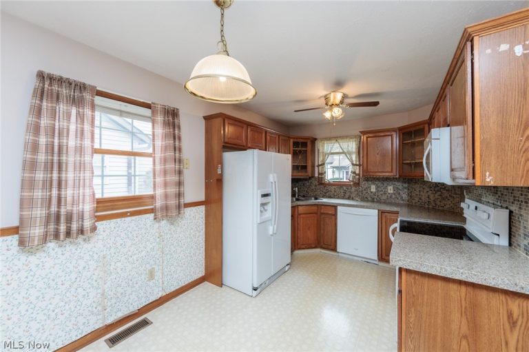 5779 Gateway Lane, Brook Park, OH - Photo 4