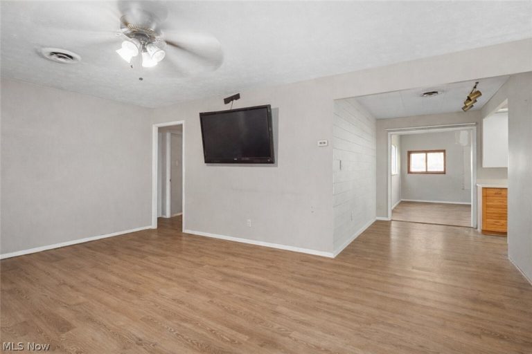 9248 Lynnhaven Road, Parma Heights, OH - Photo 5