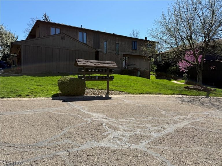 7607 Creekwood Drive, North Royalton, OH - Photo 2