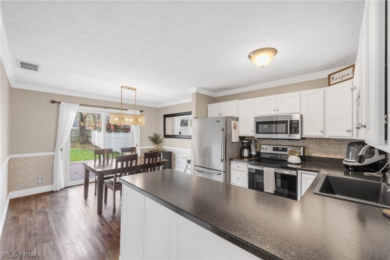 8654 Rosebud Drive, Mentor, OH - Photo 6