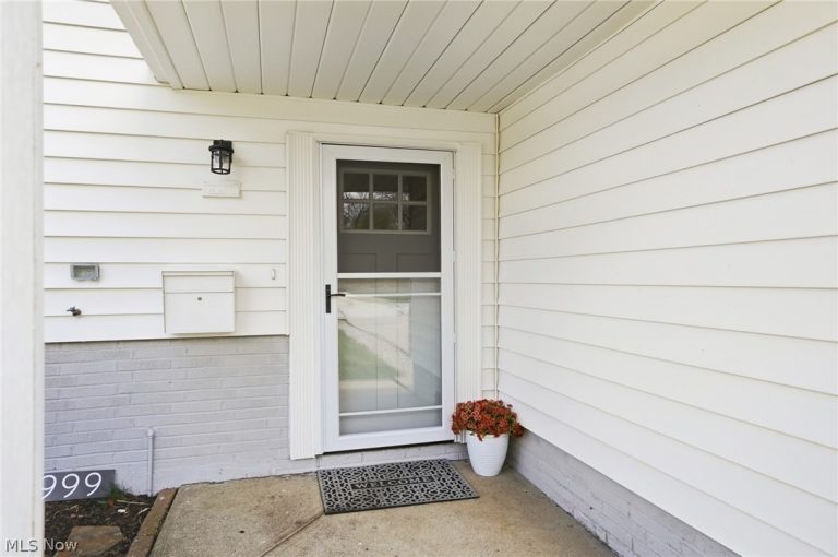 6999 Greenbriar Drive, Parma Heights, OH - Photo 4